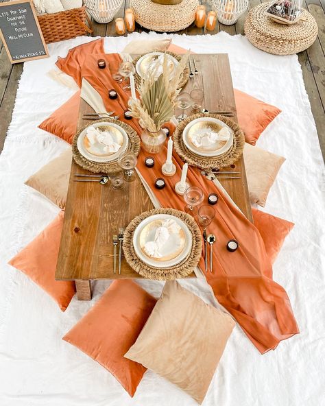 Colorful Picnic Ideas, Brown Picnic Ideas, Fall Picnic Setup Ideas, Picnic Container Ideas, Bohemian Picnic Ideas, Picnic Tray Ideas, Boho Picnic Decor, Luxury Picnic For Two, Luxury Picnic Aesthetic