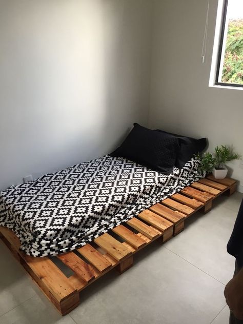 Pallet Bed Small Room, Ground Bed Ideas, Bed Pallets Ideas, Mattress On Floor Ideas, Palette Bed, Bedroom Ideas For Small Rooms Diy, Mens Bedroom Decor, Diy Pallet Bed, Easy Room Decor