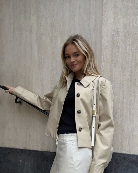 photo by @clairerose / minimal neutral spring look / short Trench coat / beige jacket / black / white Short Beige Jacket Outfit, White Trench Coat Outfit, Cream Jacket Outfit, Beige Jacket Outfit, Nyc Wardrobe, Chic Jean Outfits, Trench Coat Beige, White Trench Coat, Short Trench Coat