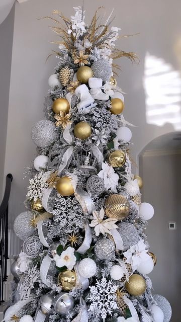 Silver Gold White Christmas Tree, White Silver And Gold Christmas Tree, Gold And White Christmas Tree Ideas, White Gold Christmas Decor, Silver Christmas Tree Ideas, Silver And Gold Christmas Tree, Corner Christmas Tree, Glam Christmas Tree, Best Christmas Tree