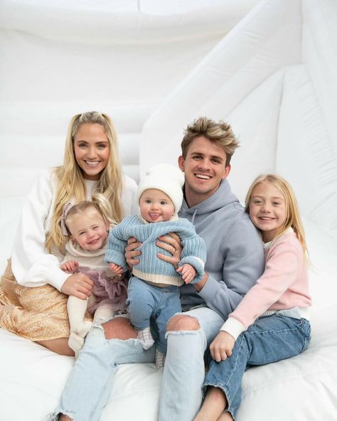 Bright similes in our bright white jumper! ☁️ The Labrant family using our jumper first as a jumper then as a Photobooth backdrop haha ⁣ ⁣… Mcclure Twins, Cole Labrant, Savannah Labrant, Sav And Cole, American Baby Doll, Cute Family Pictures, Cole And Savannah, Labrant Family, I Love Them So Much