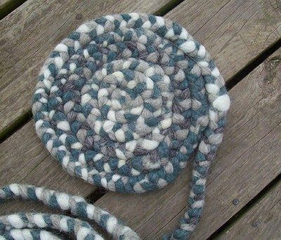 How to Make a Braided Rug With Yarn. Braided rugs are a work of art, not usually designed at home anymore. Before the age of television, people had more time to work with their hands and were very creative with simple yarn. Here is a fun way to use yarn instead of rags to make a yarn rug that will add beauty and warmth to your floors. Diy Blankets No Sew, Braided Rag Rug Diy, Braided Rug Tutorial, Diy Laine, Yarn Rug, Rag Rug Diy, Homemade Rugs, Braided Wool Rug, Rag Rug Tutorial