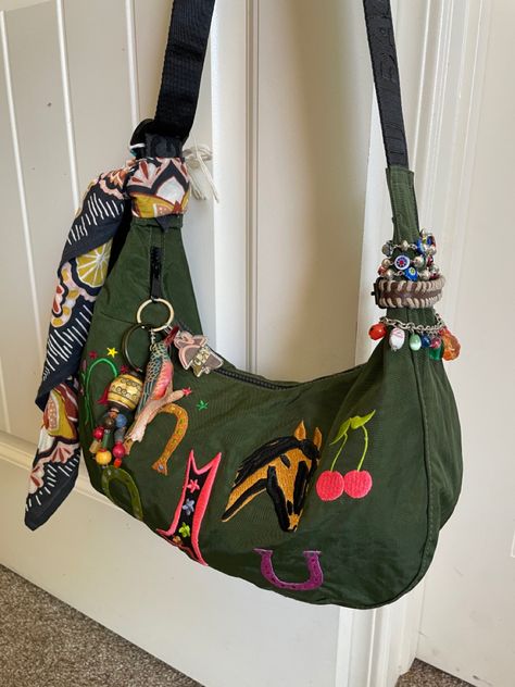 Cute Baggu Bag, Baggu Jessica Williams, Baggu Medium Crescent Bag Outfit, Baggu Bag Accessories, Decorated Bags Ideas, Baggu Crescent Bag Decorated, Whats In My Baggu Crescent Bag, Baggu Decorated, Uniqlo Crescent Bag