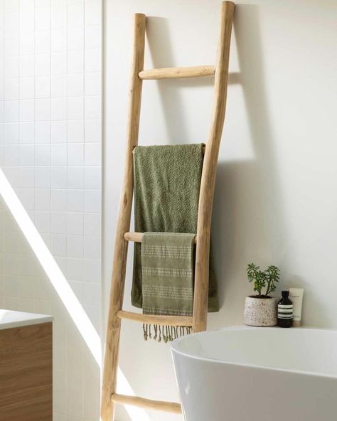 Decorative Ladder Ideas Bathroom, Wooden Towel Ladder, Bathroom Ladder Towel Rack, Wooden Towel Ladder Bathroom, Ladder For Towels In Bathroom, Bathroom Ideas Towels, Solarpunk Room, Ladder In Bathroom, Shower Ladder