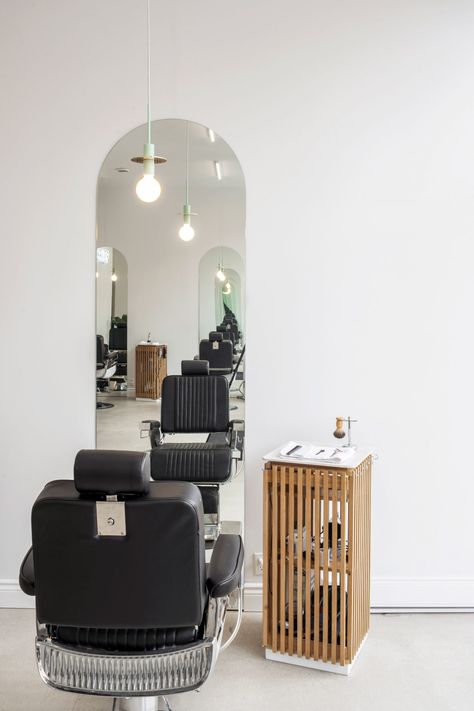 Ivy Studio uses simple furnishings to create barbershop in Montreal Boho Barbershop, Barbershop Aesthetic, Barber Ideas, Barbershop Design Interior, Barbershop Ideas, Best Barber Shop, House Aesthetics, Barber Shop Interior, Mini Studio