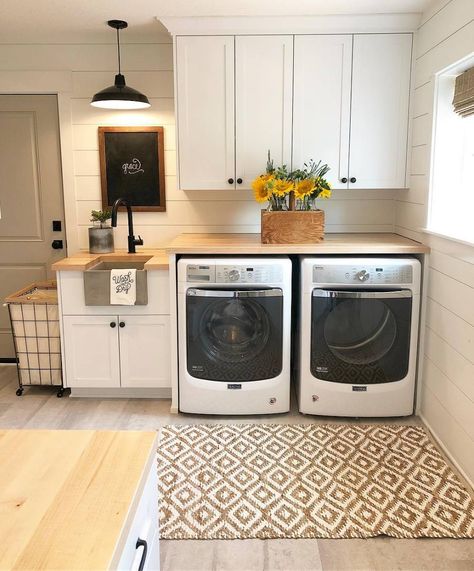 Farmhouse Laundry Room Ideas, Country Laundry Rooms, Mudroom Laundry, Dream Laundry Room, Mudroom Laundry Room, Mud Rooms, Farmhouse Laundry, Farmhouse Laundry Room, Laundry Room Cabinets