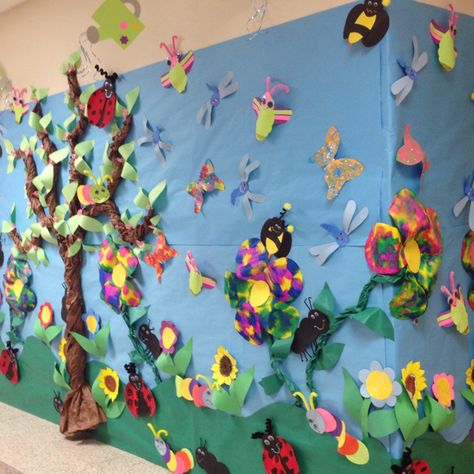 Our spring wall at school. All of our kids art work for spring! Spring Murals For School, Insects Craft, Nursery Display Boards, Spring Mural, Bug Wall, Spring Art Projects, Insect Crafts, Wall Decoration Ideas, School Murals