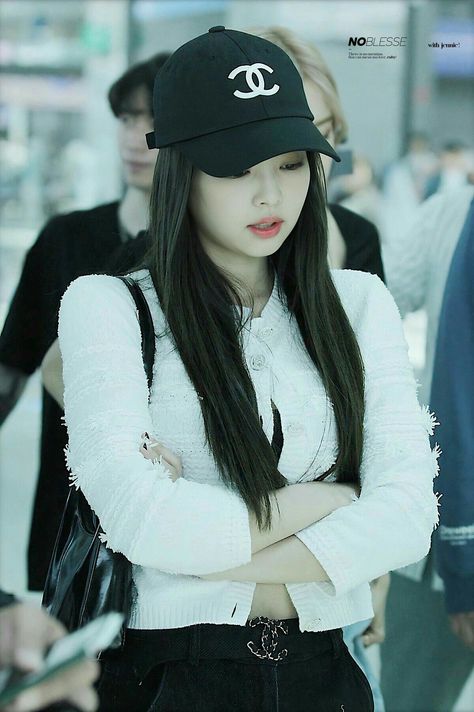 BLACKPINK 블랙핑크 Jennie ❤ ❤ Jennie Chanel, Korea Style, Fashion Tag, Mode Kpop, Jennie Kim Blackpink, Jennie Lisa, Blackpink Photos, Airport Style, Black Pink Kpop