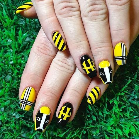 Hufflepuff Harry Potter Nail Art Hufflepuff Nails, Harry Potter Nails Designs, Potter Nails, Harry Potter Nail Art, Harry Potter Nails, Teen Nails, Kids Nail Designs, Harry Draco, White Manicure