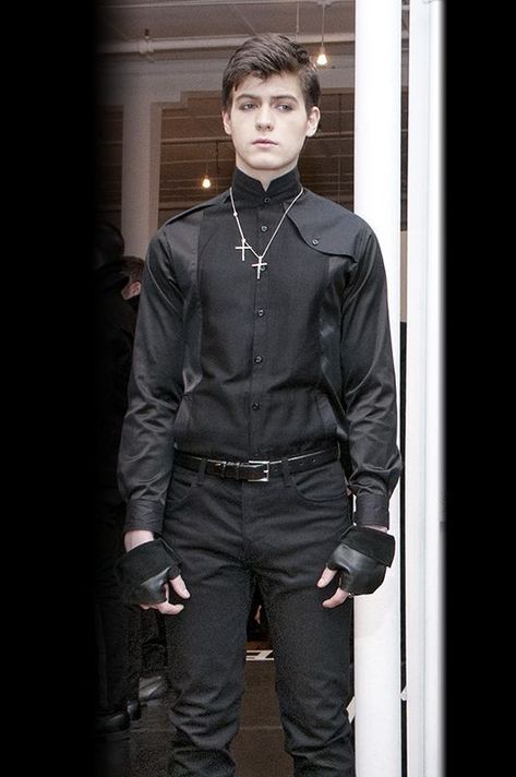 2022 Outfit Trends for Men - 20 Best Outfit Ideas to Follow #summerstyletrends #outfittrends #outfitideas Goth Guy Outfits, Gothic Outfits Men, Casual Goth Outfits, Goth Boy Outfits, Goth Mens Fashion, Punk Outfits Men, Goth Outfits Men, Goth Fashion Men, Gothic Fashion Men