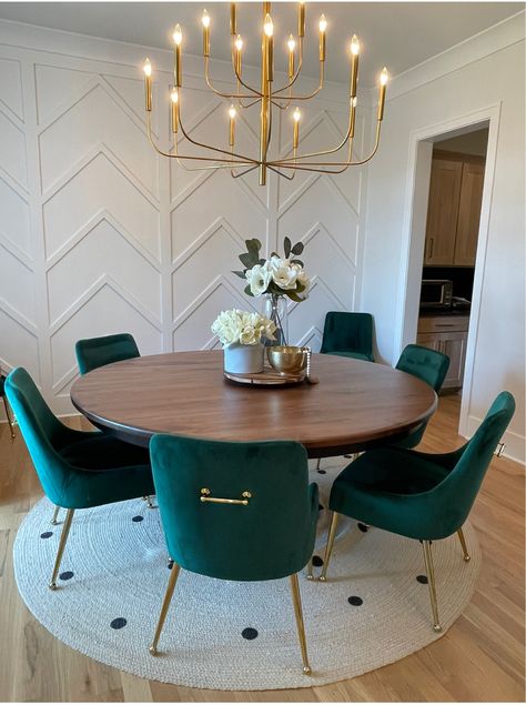 Green Black And Gold Dining Room, Dining Chair Back Design, Dark Green And Gold Dining Room, Dining Room Gold Accents, Emerald Green And Gold Dining Room, Emerald Green Dining Room Ideas, White And Green Dining Room, Green And Gold Dining Room, Green Dining Room Chairs