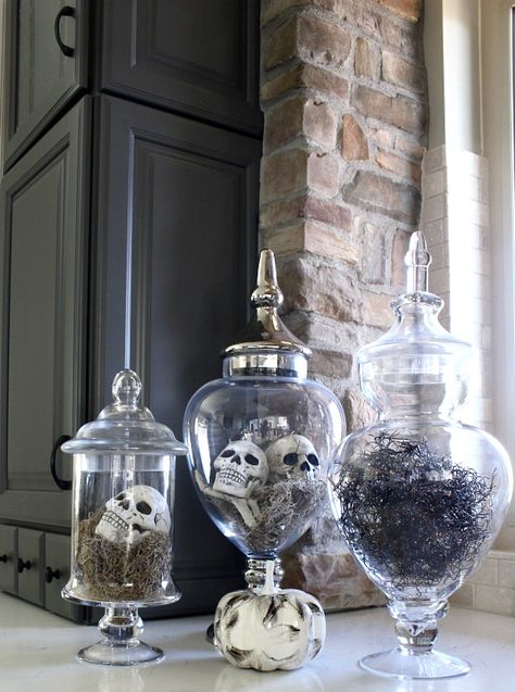 Elegant & Spooky Halloween Home Tour - The House of Silver Lining Creative Halloween Decorations, Spooky Diy, Elegant Halloween Decor, Dekorasi Halloween, Decorate For Halloween, Halloween Decoration Ideas, Halloween Apothecary, Elegant Halloween, Halloween Tattoo