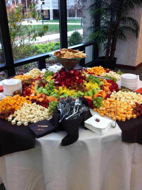 Appetizer Display, Cheese Table, Cheese Display, Wedding April, Appetizers Table, Food And Snacks, Wedding Appetizers, Fruit Skewers, Fruit Displays