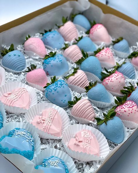 Gender Reveal Strawberries Shower Ideas, Gender Reveal Dipped Strawberries, Blue And Pink Chocolate Strawberries, Desserts Gender Reveal, Gender Reveal Sweet Treats, Gender Reveal Chocolate Covered Strawberries, Gender Reveal Fruit Tray, Sweet Gender Reveal Ideas, Strawberries Gender Reveal