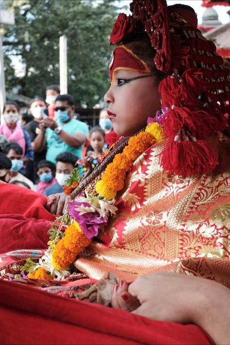 Kathmandu’s Kumari in a palanquin during Indra Jatra celebrations Indra Jatra, Nepal Food, Nepal People, Nepal Culture, Nepal Travel, Nepal, Photography Inspiration, Travel Inspiration, Festival