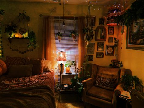 #aesthetic #vintage #cozy #comfy #explore #room #bedroom #70saesthetic #thrifted  #roomdecoration 70s Bedroom Ideas Vintage, Sleepy Room Aesthetic, 70s Vintage Bedroom, Colorful Bedroom Aesthetic, 70s Room Aesthetic, 70s Bedroom Aesthetic, Cluttered Bedroom Aesthetic, Comfy Small Bedroom, Cozy Eclectic Bedroom