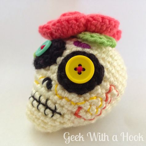 Day Of The Dead Sugar Skull Free Pattern. YES!!! GeekWithaHook.blogspot.com Crochet Skull Patterns, Crochet Skull, Halloween Crochet Patterns, Crochet Gratis, Holiday Crochet, Halloween Crochet, Amigurumi Free, Halloween Patterns, Amigurumi Free Pattern