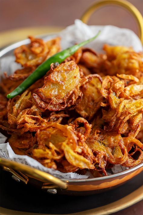 Easy Indian Snacks, Kerala Snacks, Onion Pakora, Slicing Onions, Indian Appetizers, Kerala Food, Crunchy Snack, Chickpea Flour, Indian Snacks