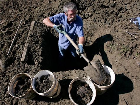 Rock Finding, Crystal Hunting, Crater Of Diamonds, Gem Hunting, Gem Hunt, Rock Collecting, Fossil Hunting, Rocks And Fossils, Rock Hunting