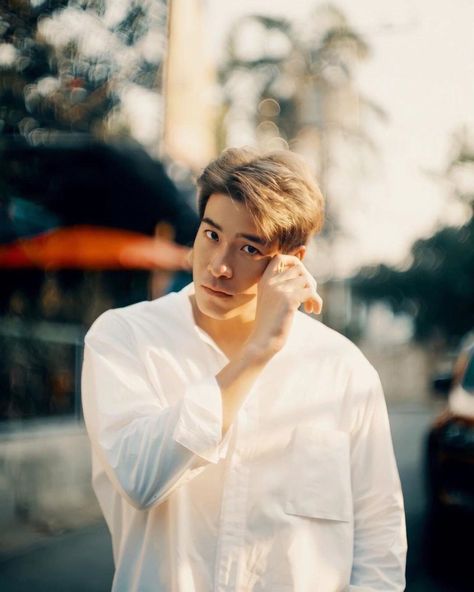 Alek Teeradetch opens up why he doesn't upload his photo with Bow Maylada on Instagram in the new interview - Thai Update Alek Teeradetch, Bow Maylada, Cute Blue Wallpaper, Wallpaper Photos, Capture Photo, Iphone Wallpaper Photos, Chapter One, Group Of Friends, Thai Actors