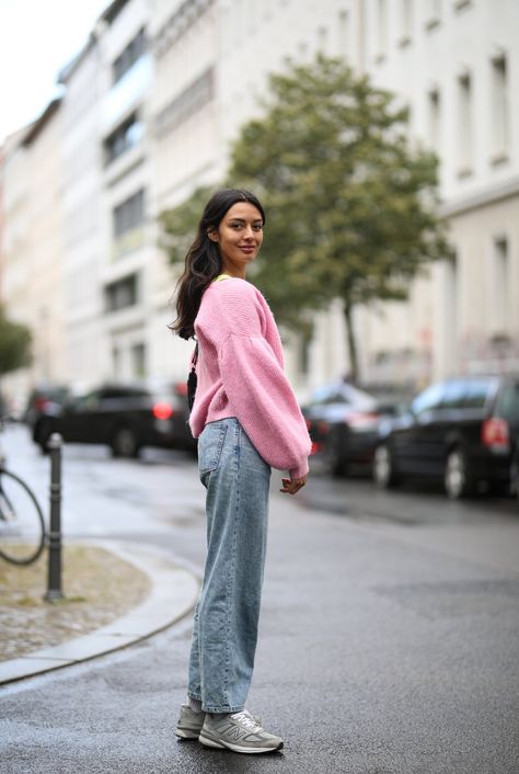 Baggy Jeans And Sneakers Outfit, Baggy Jeans Winter, Baggy Jeans Street Style, Midi Skirt Leather, Posing For Instagram, How To Style Baggy Jeans, Curvy Winter Outfits, Style Baggy Jeans, Modest Winter Outfits