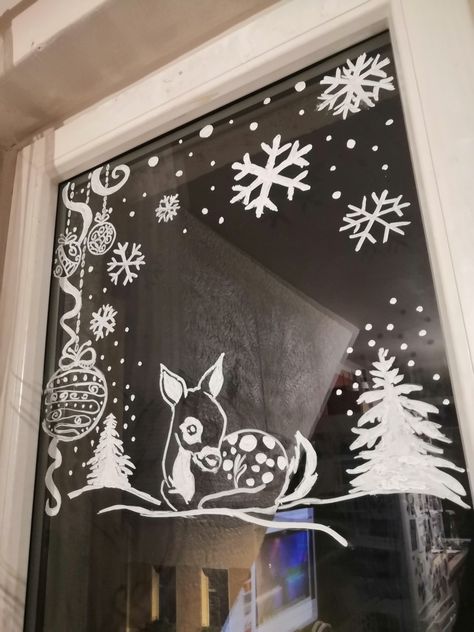 Christmas Art On Windows, Window Painting Snowflakes, Window Art For Christmas, Window Painting Ideas For Christmas, Deer Window Painting, Window Paintings Christmas, Paint On Windows Christmas, Winter Painting On Window, Cute Christmas Window Paintings