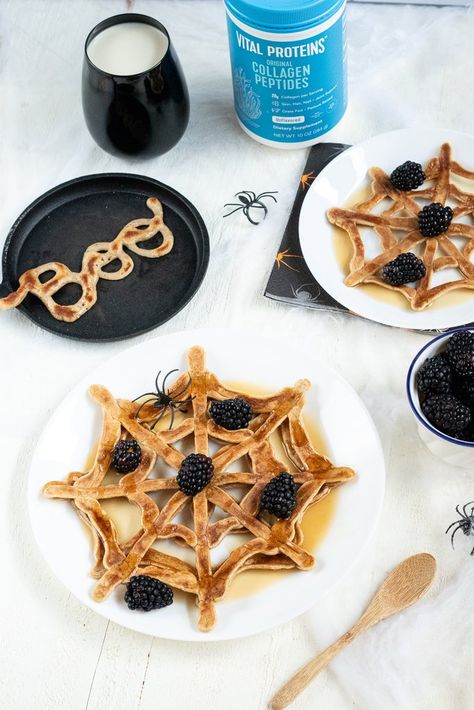 Spider Web Pancakes, Halloween Pancakes For Kids, Halloween Crepes, Spider Pancakes, Spiderweb Pancakes, Cake Boos, Halloween Pancakes, Halloween Brunch, Berry Crepes