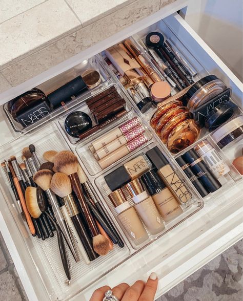 Small Bathroom Organization Ideas, Bathroom Vanity Organization, Rangement Makeup, Penyimpanan Makeup, Bathroom Drawer Organization, Bathroom Cabinet Organization, Makeup Drawer Organization, Small Bathroom Organization, Bathroom Drawers