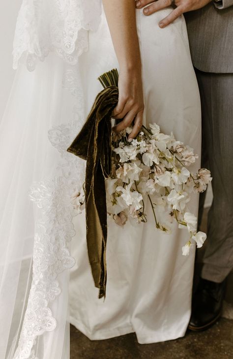 Single Stem bridal bouquet may be my new favorite thing. This is featuring the very best flower - Sweet Peas Hosts : @wanderlovecaptures Venue - @studio.seven___ Cake - @stephaniestreatsnsweets Rentals - @olgas_rusticrental , @goldenhour.rentals Florals - @mahinaandsoul Dresses - @meshki Models - @alexandrabiscotti @elizabethjanephoto @angcondriuc Single Stem Bridal Bouquet, Single Flower Wedding Bouquet, Single Flower Bridal Bouquet, Sweet Pea Bridal Bouquet, Sweet Pea Wedding Bouquet, Single Stem Bouquet, Single Flower Bouquet, Wedding Portrait Poses, Sweet Peas