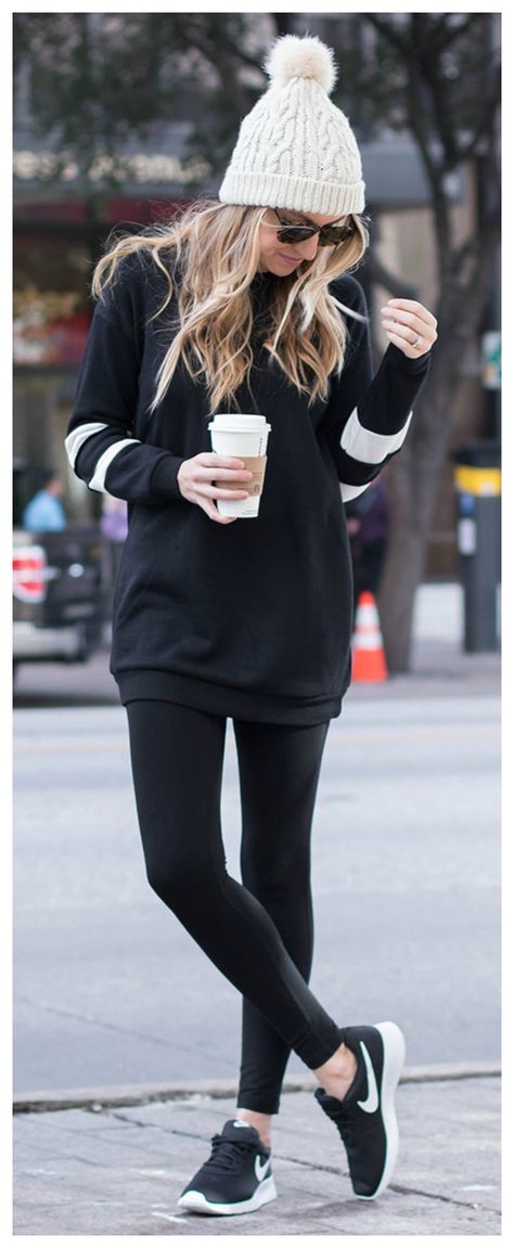 The perfect winter outfit! Black leggings, tunic sweatshirt, beanie, and Nikes. Athleisure Look- Life By Lee Outfits Mit Leggings, Vinter Mode Outfits, Cute Sporty Outfits, Beanie Outfit, Look Legging, Perfect Winter Outfit, Cute Outfits With Leggings, Outfits 2017, Legging Outfits