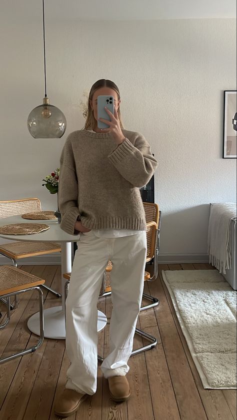 Off White Pants Outfit Winter, White Pant Winter Outfit, 20 Grad Outfit, Outfit Helle Jeans, Beige Pullover Outfit, Nuetral Pallete Outfits, Aesthetic Winter Outfit, Outfit With Uggs, Looks Adidas