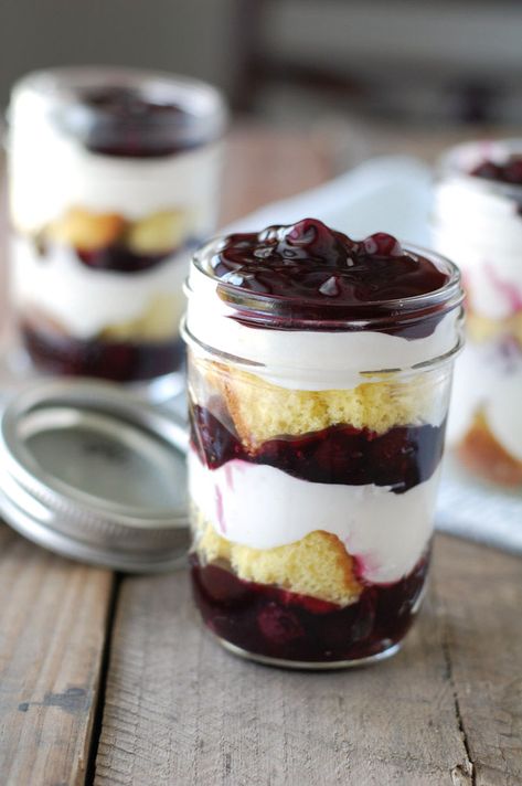 Lemon Blueberry Trifle Recipes, Blueberry Lemon Trifle Desserts, Lemon Cake Blueberry, Blueberry Trifle Recipe, Lemon Cake Mix Recipes, Picnic Cakes, Lemon Blueberry Trifle, Pie Filling Desserts, Mason Jar Desserts Recipes