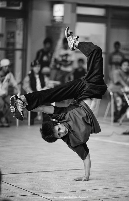 . Bboy Dance Poses, People Dancing Reference Photo, Hip Hop Reference, Break Dance Poses Drawing, Breakdance Poses Reference, People In Motion Reference, Dancers References, Breakdancing Aesthetic, Breakdance Poses Drawing