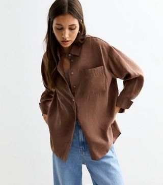 5 Expensive-Looking Colour Trends the High Street Is Backing in a Big Way for 2024 Minimalistic Summer Outfits, Brown Shirt Outfit, Details Outfit, Runway Outfits, Brown Shirt, Skirt Trends, Outfit Ideas For Women, Brunch Outfit, Edgy Outfits