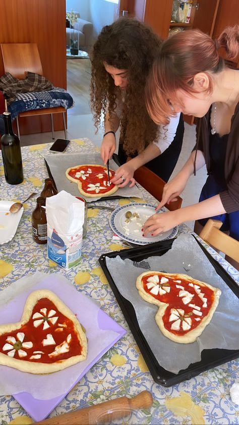 #food #foodporn #aesthetic #friends #friendshipgoals #cooking #pizza #heartcore #recipe Cooking With Friends Aesthetic, Pizza With Friends, Foodporn Aesthetic, Shaped Pizza, Heart Shaped Pizza, Making Pizza, Personal Pizza, Cooking Pizza, Aesthetic Friends