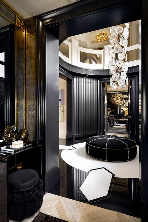 Blackness Beckons - Intense black interiors | Lori Morris Design Black Luxury Bedroom, Gold Interior Design, Black Rooms, Black Interior Design, Bedroom Minimalist, Dining Room Contemporary, Black And White Interior, Gold Interior, Design Exterior