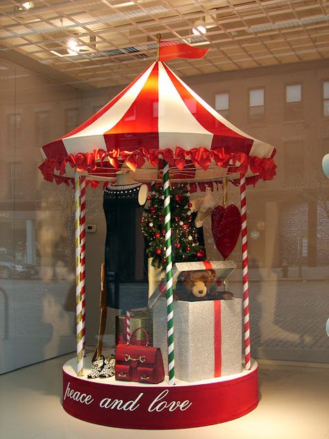 Christmas Carousel, Christmas Styling, Merchandising Ideas, Holiday Window Display, Mall Decor, Decoration Evenementielle, Christmas Window Display, Christmas Props, Christmas Carnival