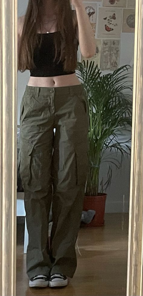 Jeans With Tshirt Women, How To Style Green Cargo Pants Grunge, Olive Green Pants Outfit Aesthetic, Outfit Tiro Bajo, Big Tights Outfit, Green Cargos Outfits Aesthetic, Olive Green Aesthetic Outfit, Olive Green Outfit Aesthetic, Cargo Green Pants Outfit