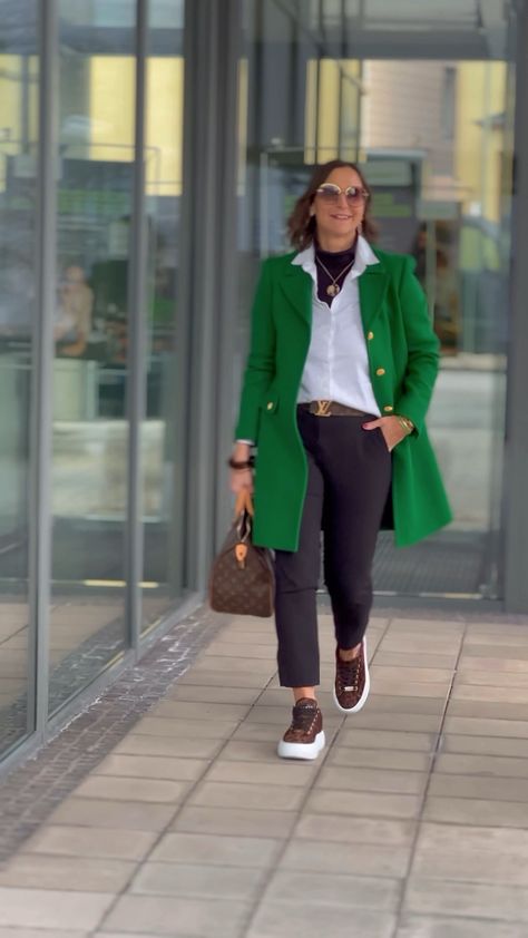 Outfits Pantalon Verde, Outfit Informal, Blazer Verde, Moda Chic, Work Suits, Fashion Mistakes, Style Mistakes, Fashion Over 40, Winter Fashion Outfits