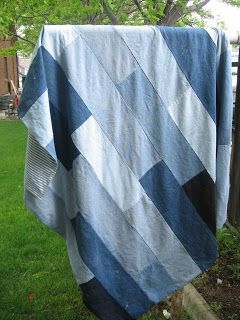 Creative Chicks: Denim Quilt Denim Rag Quilt, Denim Quilt Patterns, Denim Blanket, Blue Jean Quilts, Jean Quilt, Picnic Quilt, Blue Jeans Crafts, Denim Quilt, Denim Ideas