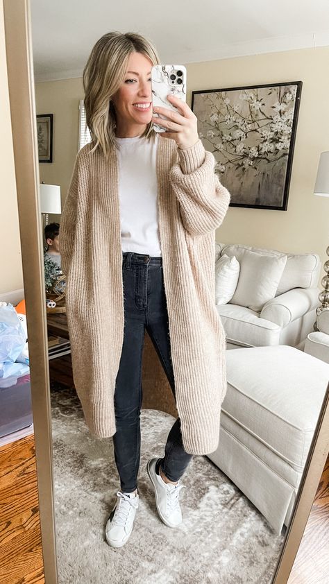 Long Cardigan Winter Outfit, Casual Long Cardigan Outfit, Beige Chunky Cardigan Outfit, Whistler Outfit Fall, Jeans And Long Cardigan Outfit, Crochet Sweater Outfit Summer, Caramel Cardigan Outfit, Long Chunky Cardigan Outfit, Cream Long Cardigan Outfit