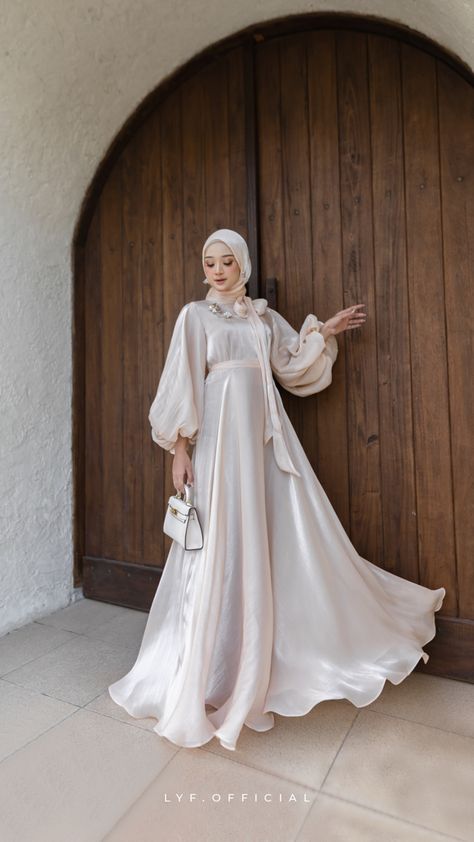 Dress Mewah, Dress Perpisahan Hijab, Model Dress Satin Hijab Simple, Model Bridesmaid Dress Hijab Satin, Inspirasi Gaun Bridesmaid Hijab Satin, Model Gamis Satin, Muslim Gown, Hijab Prom Dress, Womens Evening Gowns