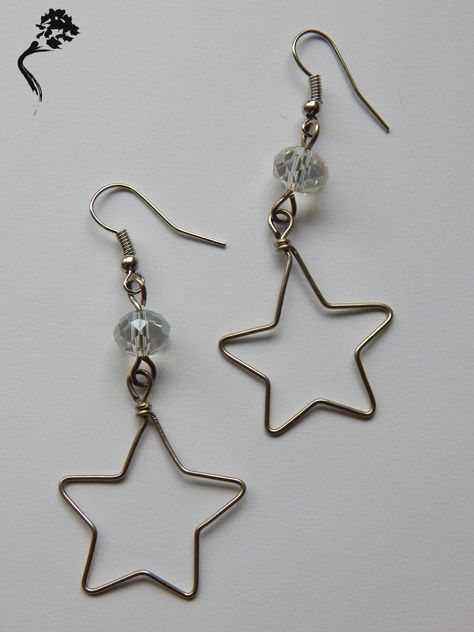 How To Make A Star Out Of Wire, How To Make Star Earrings, Star Earings Piercings, Earrings Handmade Aesthetic, Starcore Clothes, Star Jewelry Diy, Star Wire Earrings, Diy Star Earrings, Starcore Aesthetic Outfits