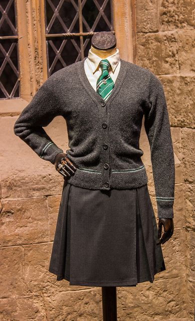 A girl's Slytherin school uniform. Slytherin Uniform Female, Hogwarts School Uniform, Slytherin Uniform, Slytherin Costume, Slytherin Clothes, Slytherin Outfit, Slytherin Fashion, Hogwarts Uniform, Hogwarts Outfits