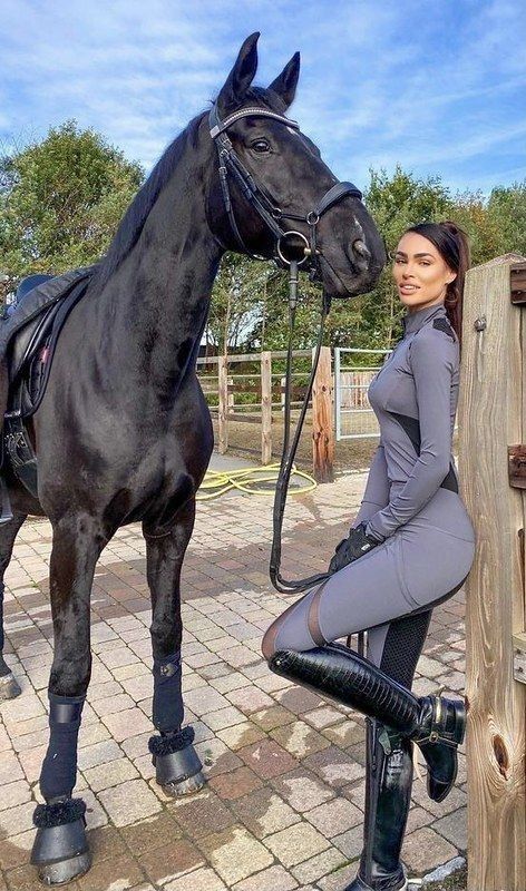 Equestrian Exquisite Horse Riding Outfit Women, Woman Riding Horse, Horse Riding Aesthetic, Flat Riding Boots, Horse Riding Boots, Horseback Riding Outfits, Horse Riding Outfit, Shop Barndominium, Equestrian Aesthetic