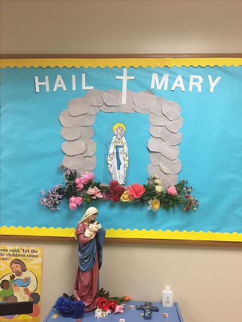 Mary bulletin board Month Of The Rosary Bulletin Board, Religion Bulletin Boards Catholic, Rosary Bulletin Board Ideas, Mary Bulletin Board Ideas, Rosary Bulletin Board, Catholic Bulletin Board Ideas, Catholic Classroom Decor, Catholic Schools Week Bulletin Board, Classroom Prayer