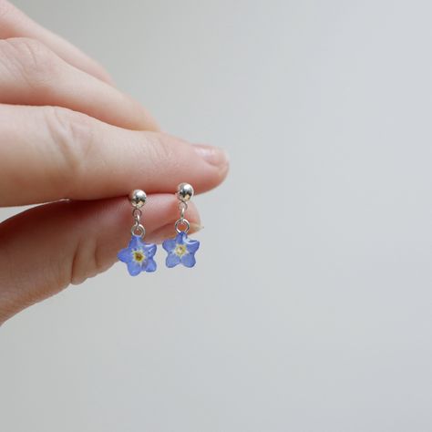 Forget Me Not Studs in Sterling Silver Now that winter is approaching, wouldn't you want to do what you can to keep a hold of summer for a bit longer? With these forgetmenot earrings, you can look like spring all year around! All my floral earrings are handmade using real pressed flowers preserved in resin. 5th photo by ScandiMummy Small Resin Earrings, Handmade Stud Earrings, Forget Me Not Jewelry, Resin Stud Earrings, Cool Earrings, Resin Earring, Small Dangle Earrings, Small Stud Earrings, Earrings Summer