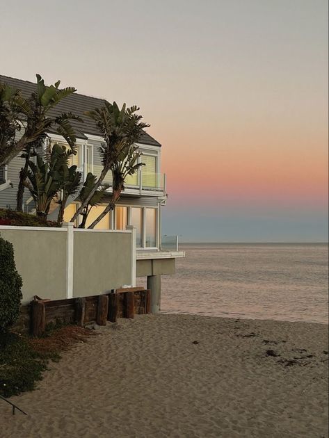 House On The Beach, Houses By The Beach, Beach House Aesthetic, Beach Mansion, Summer Beach House, Malibu Beach House, Drømme Liv, Dream Beach Houses, Malibu Beaches