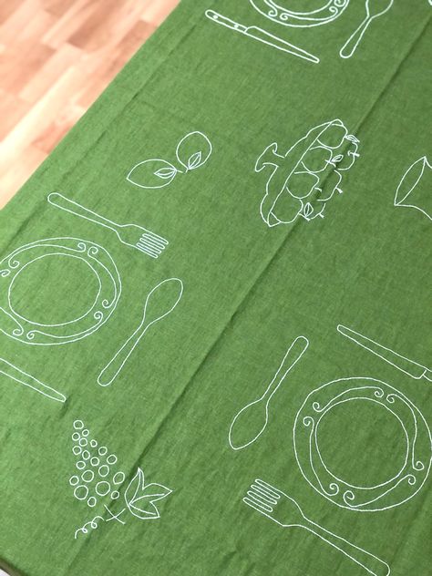 Embroidered Linen Tablecloth, Embroidered Table Cloth Ideas, Diy Tablecloth Ideas, Embroidered Tablecloth Ideas, Placemat Embroidery, Painted Table Cloth, Sarah Espeute, Table Cloth Embroidery, Embroidery Table Cloth