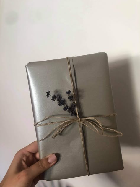 Grey Wrapping Paper, Silver Wrapping Paper Ideas, Silver Christmas Wrapping, Rapping Paper, Packaging Idea, Silver Wrapping Paper, Western Birthday, Metallic Christmas, Silver Gift Wrap